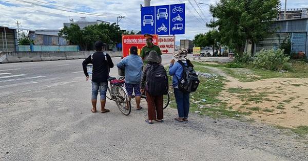 4 mẹ con đạp xe 1000 km từ Đồng Nai về Nghệ An từ chối nhận tiền từ thiện