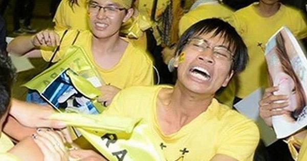 Nam sinh khóc ngất ở sân bay Nội Bài vì gặp thần tượng 9 năm trước giờ ra sao?