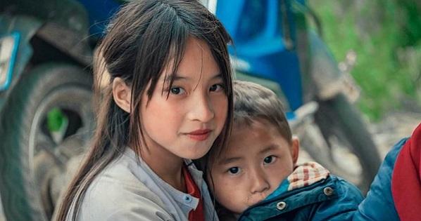 Bé gái Hà Giang bế em bên đường bão mạng với vẻ đẹp thuần khiết, xinh xắn