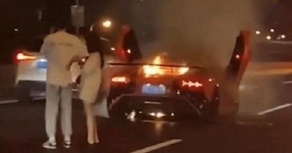 "Phú nhị đại " xứ Trung thà để siêu xe 21 tỷ cháy rụi, vẫn đứng ôm an ủi bạn gái