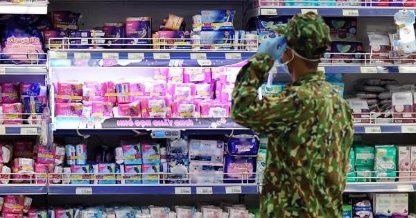 Khoảnh khắc chiến sĩ trẻ bối rối khi đứng ở quầy hàng "chị em" dậy sóng MXH