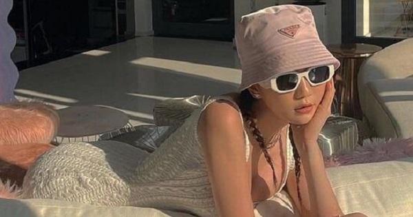 Tung ảnh chào tháng mới, body Ngọc Trinh thế nào mà tự nhận hơi "xổ sữa"?