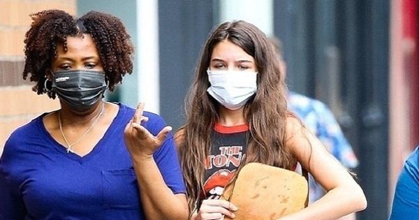 "Công chúa Hollywood" Suri Cruise mặc áo ba lỗ quần chun xuống phố