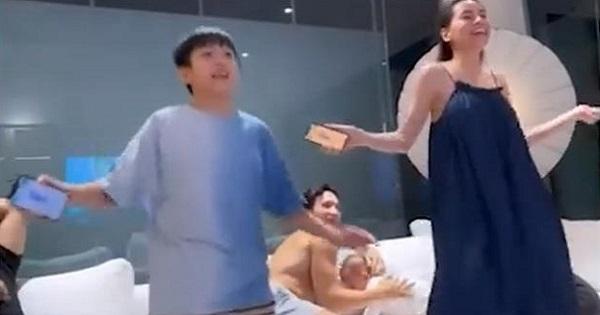 Hà Hồ mải mê nhảy với Subeo, Kim Lý lặng lẽ trông 2 con phía sau