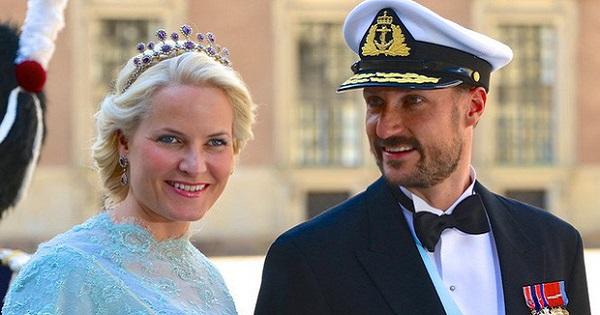 Chuyện tình cổ tích của Thái tử Na Uy với bà mẹ đơn thân làm nghề bồi bàn