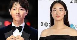 Đang đi thảm đỏ, Song Joong Ki vẫn ngoái nhìn tình tin đồn Jeon Yeo Bin tới 2 lần