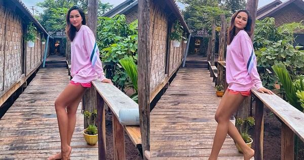 Ăn mặc đơn giản, chụp ảnh "sương sương" tại quê nhà, H'Hen Niê vẫn bão like với đôi chân cực phẩm