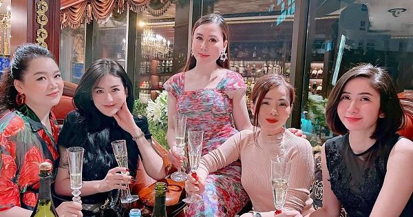 Đọ sắc bên hội bạn, Lệ Quyên được khen trẻ đẹp "không đoán được tuổi"