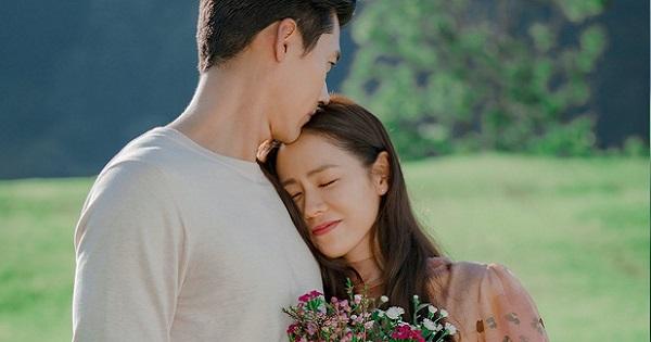 Khoảnh khắc Son Ye Jin - Hyun Bin ôm ấp khi xem lại cảnh hôn của mình