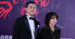 Lý Á Bằng hộ tống con gái riêng của vợ cũ Vương Phi đi sự kiện