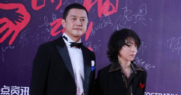 Lý Á Bằng hộ tống con gái riêng của vợ cũ Vương Phi đi sự kiện