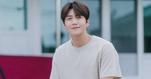 Dàn cast vừa bênh vực, nhân viên Hometown Cha-Cha-Cha lại bóc phốt Kim Seon Ho cho ê-kíp "ăn hành"