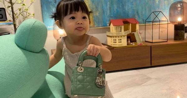 Con gái Cường Đô La mới 1 tuổi đã được nhãn hàng quốc tế tặng túi hiệu
