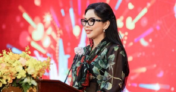 51 tuổi, mẹ chồng Tăng Thanh Hà trẻ đẹp như con dâu ở sự kiện