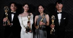 Song Joong Ki và tình tin đồn cùng chiến thắng giải Rồng Xanh 2021