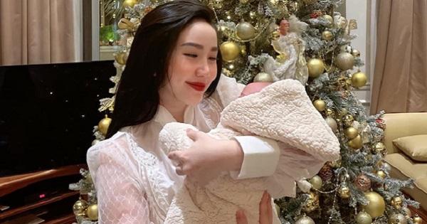 Bảo Thy khoe ảnh đón Giáng sinh bên con, nhan sắc ghi điểm 1, độ giàu có ghi điểm 10