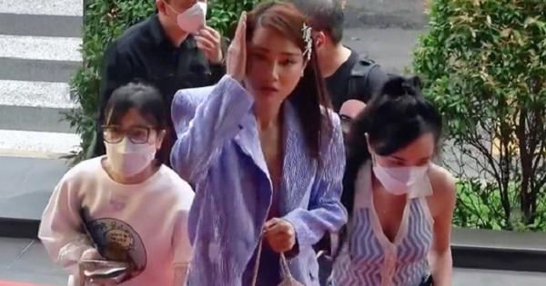 Đôi chân của Nhã Phương ngoài đời lại trở thành tâm điểm tại sự kiện