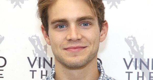 Andrew Burnap - Nam chính phim Bạch Tuyết: Vẻ đẹp cổ điển như hoàng tử ngoài đời thực