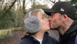 David Beckham lại khiến cõi mạng dậy sóng khi "khoá môi" con gái Harper