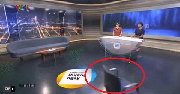 Đang dẫn chương trình bỗng xuất hiện chiếc ghế cắt ngang, 2 BTV VTV ứng xử cực khéo