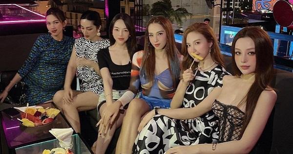 Hội chị em Huyền Baby - Emily tụ tập cuối năm, toàn gái 2 con mà sắc vóc "cực phẩm"