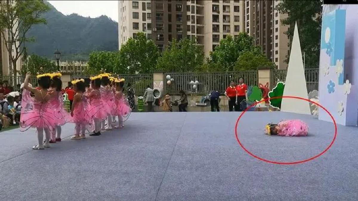 Bé gái ngủ quên ngay trên sân khấu khi đang biểu diễn văn nghệ