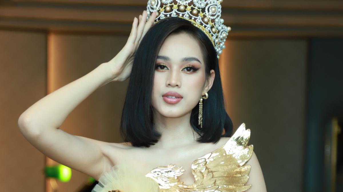 Đỗ Thị Hà để tóc ngắn, khoe sắc cùng dàn hậu tại họp báo Miss Grand Việt Nam 2022