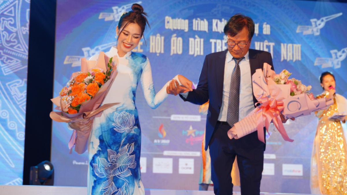 NSND Trọng Trinh tinh tế đỡ Đỗ Thị Hà tại sân khấu Lễ Hội Áo dài trẻ em VN