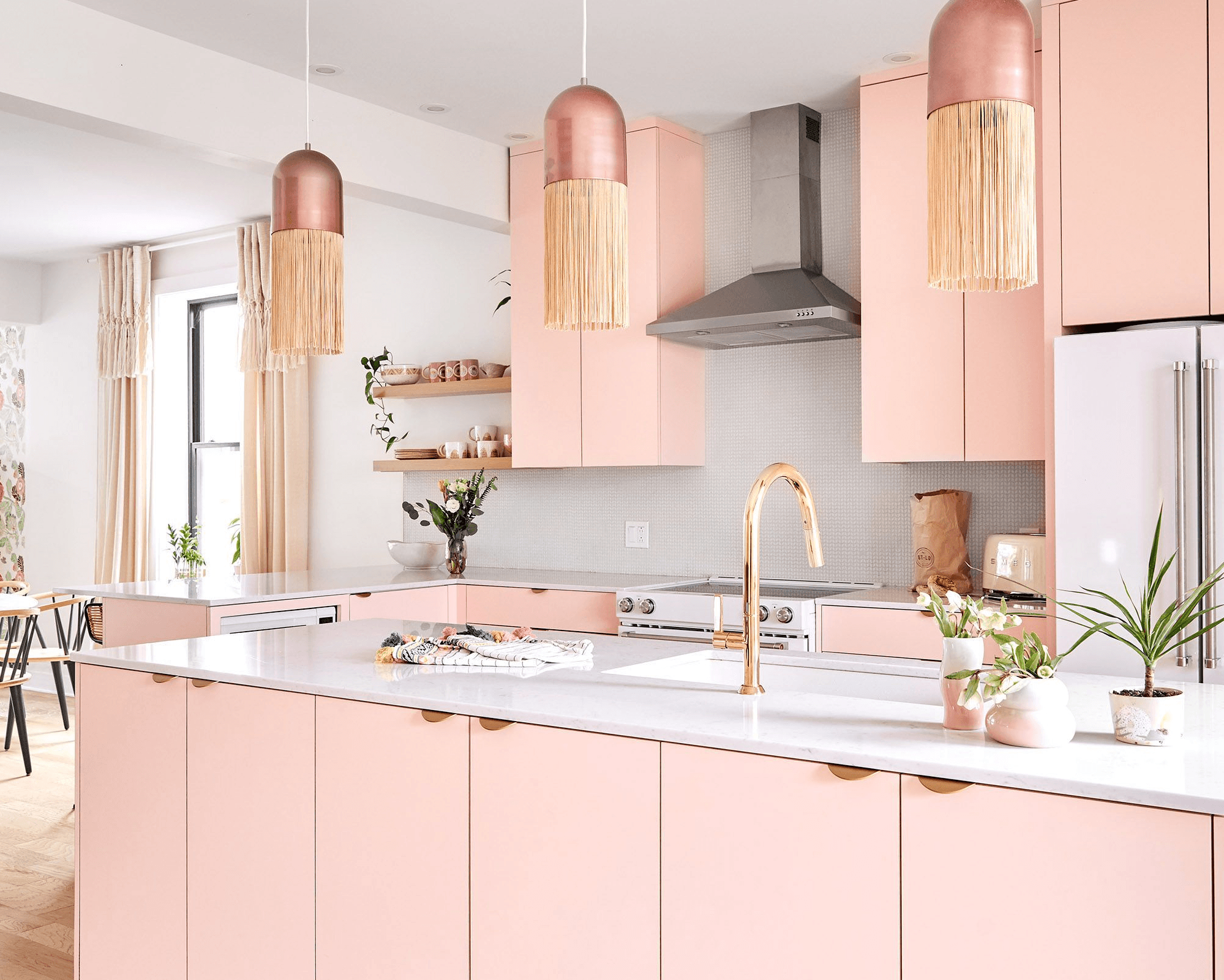 Ngắm 10 phòng bếp hồng xinh nhưng không sến