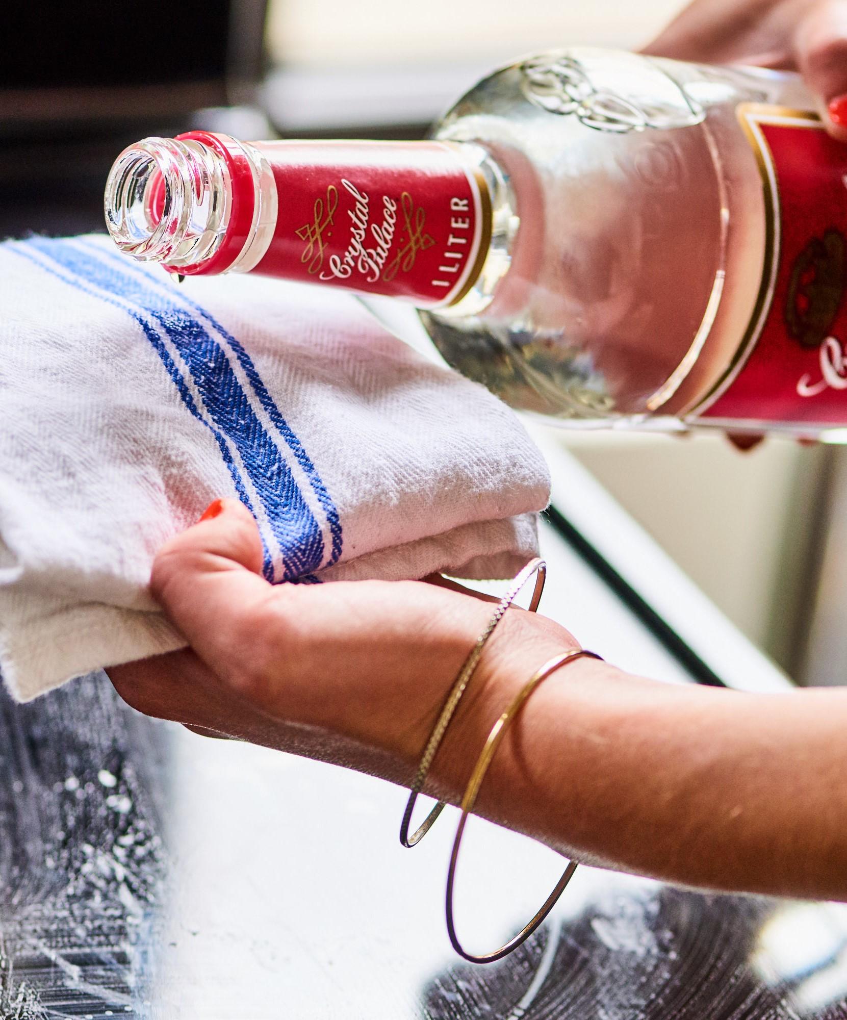 6 công dụng làm sạch nhà bất ngờ từ... rượu Vodka