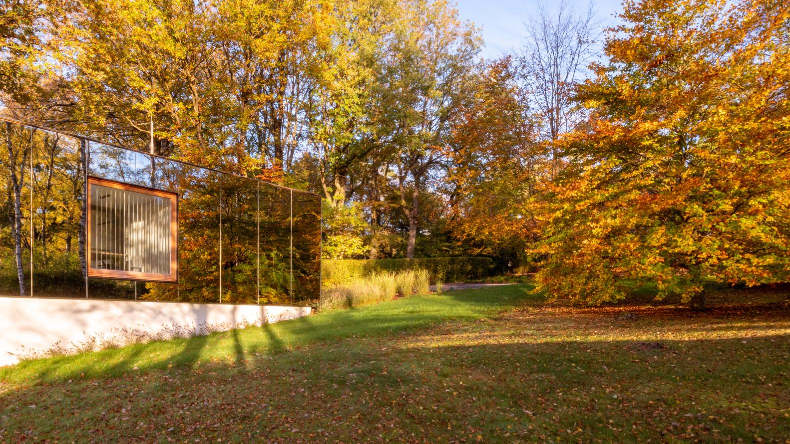 Văn phòng kiến trúc "ẩn nấp" hoàn hảo trong rừng nhờ ốp gương xung quanh