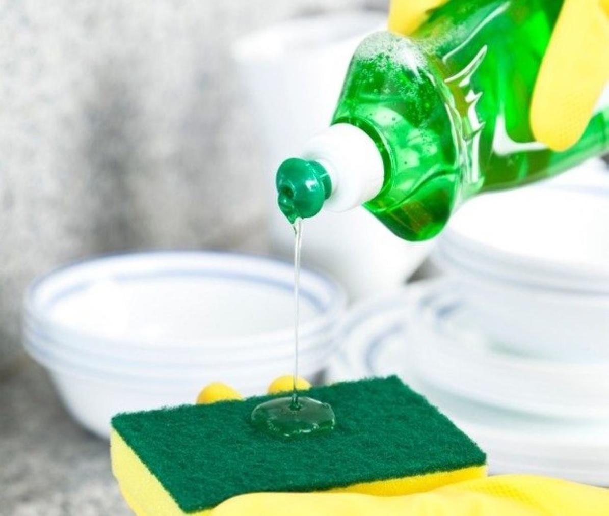 Không chỉ để rửa chén, nước rửa bát có thể làm sạch đa năng hơn bạn nghĩ!