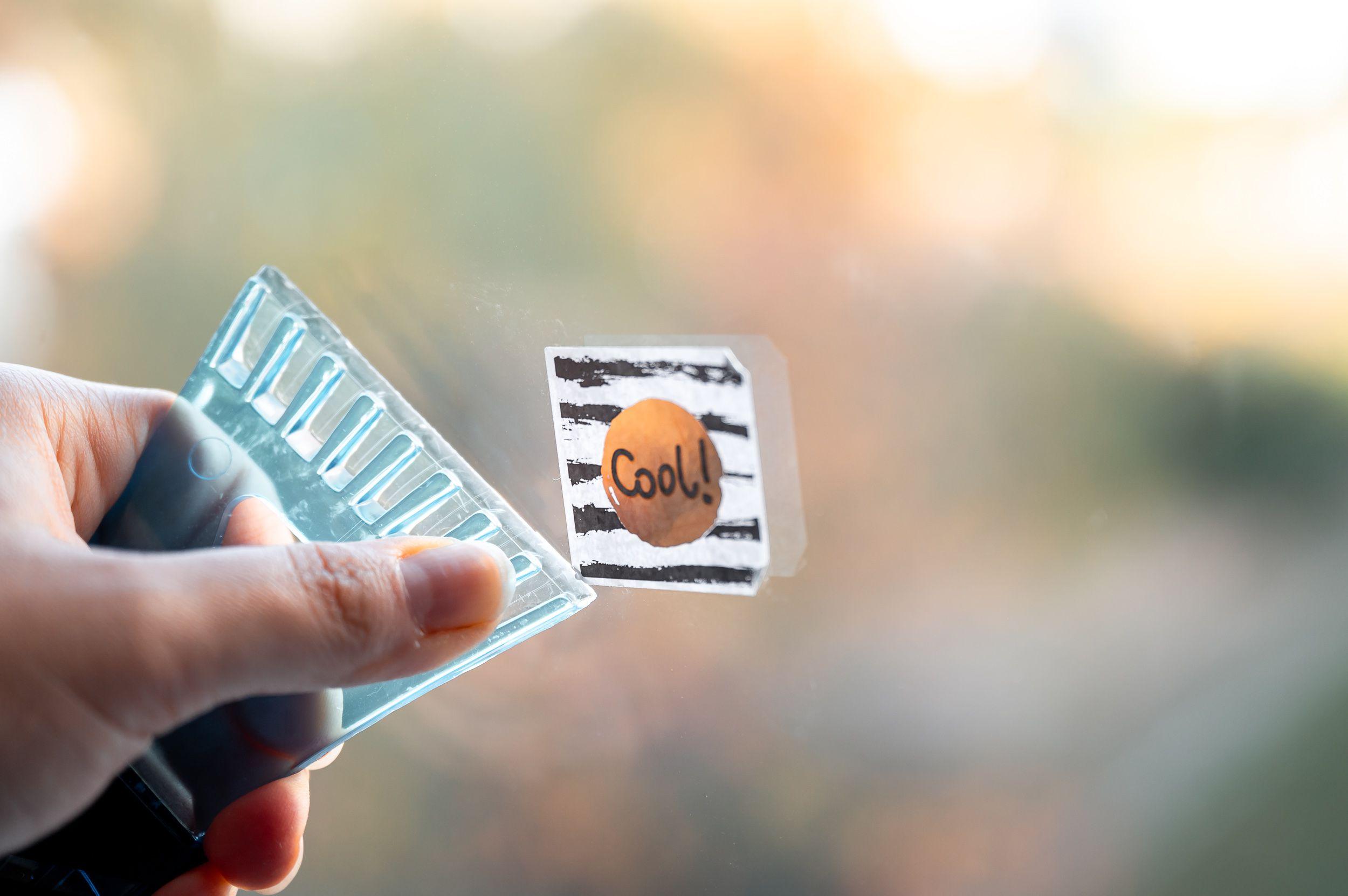 4 phương pháp loại bỏ vết keo trên bề mặt kính và chai lọ hiệu quả