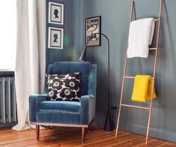 Tự làm chiếc thang lưu trữ từ ống đồng cho phòng khách vừa gọn vừa sang