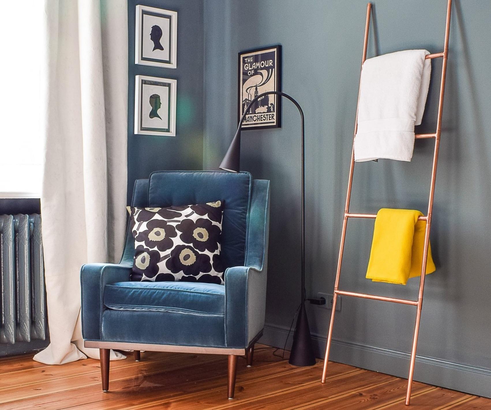 Tự làm chiếc thang lưu trữ từ ống đồng cho phòng khách vừa gọn vừa sang