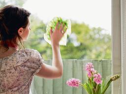 Dọn nhà đón Tết: Tất tần tật những mẹo hay giúp bạn lau cửa kính sáng bóng như mới