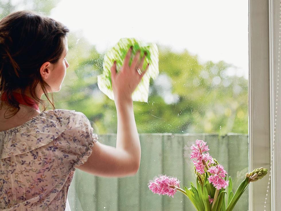 Dọn nhà đón Tết: Tất tần tật những mẹo hay giúp bạn lau cửa kính sáng bóng như mới