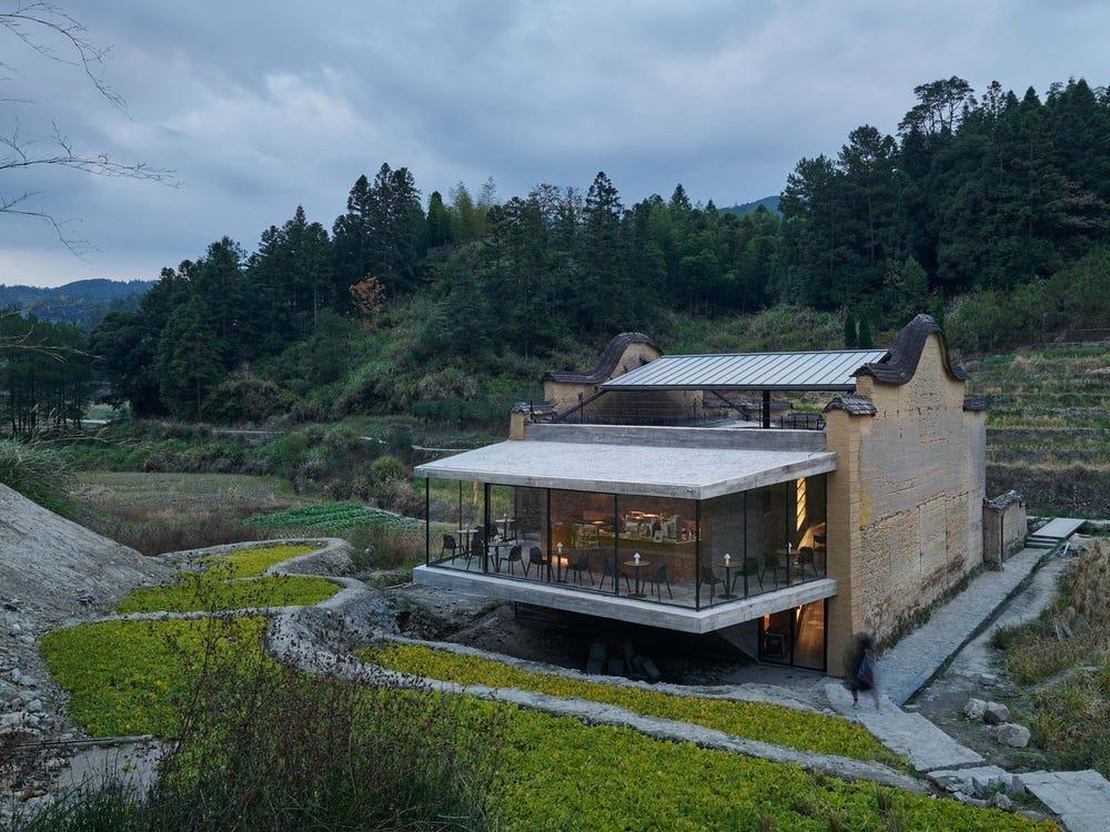 Ngắm hiệu sách tuyệt đẹp cải tạo từ ngôi nhà bỏ hoang giữa ngôi làng 800 năm tuổi