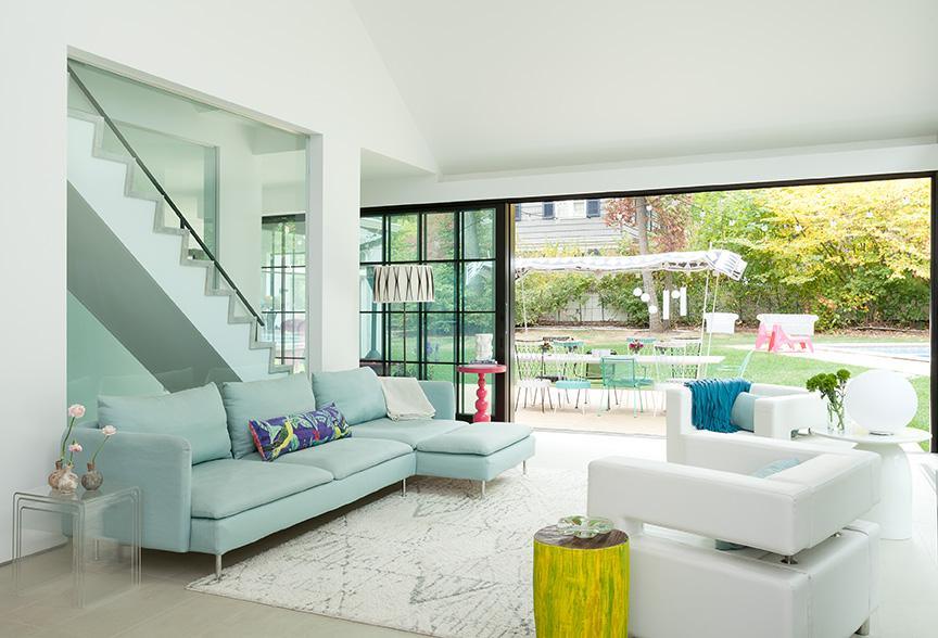 Cửa trượt bằng kính, điểm nhấn tinh tế, nới rộng không gian cho phòng khách