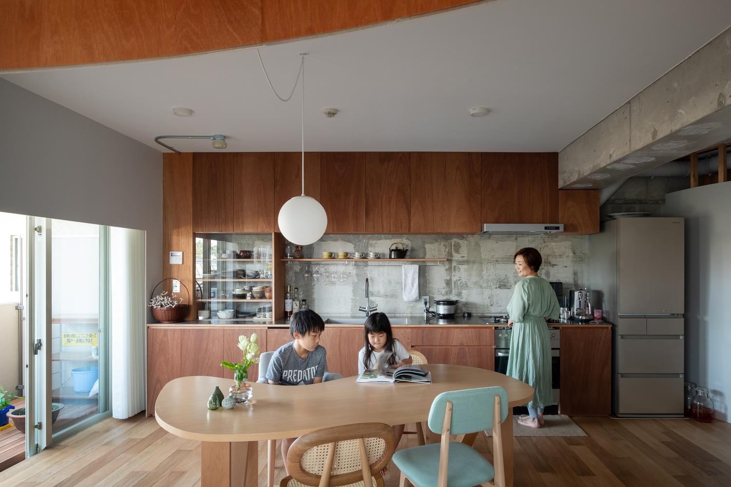 Căn hộ 74m² với "đường cong" càng nhìn càng thấy hợp lý của gia đình trẻ