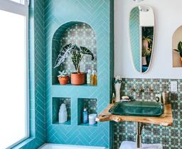 Cải tạo phòng tắm lỗi thời, buồn tẻ trở nên hiện đại với sắc xanh ngọc thời thượng