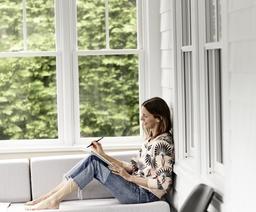 Thăm "ngôi nhà mùa Hè" thoáng đãng, ngập tràn ánh sáng của cô nàng thiết kế nội thất xinh đẹp