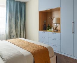 Lưu trữ trong phòng ngủ: 4 mẫu tủ quần áo gọn, đẹp, tiết kiệm không gian