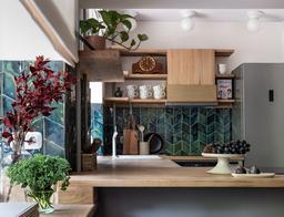 Phòng bếp nhỏ vẫn thu hút nhờ gạch ốp backsplash ấn tượng