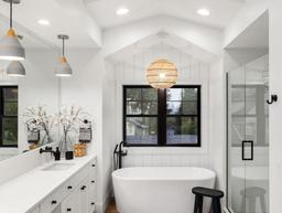 Tăng tính thẩm mỹ và sự ấm áp cho phòng tắm nhờ hệ thống đèn chiếu sáng