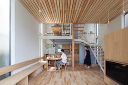 Ngôi nhà nhỏ 2 tầng chứng minh nội thất gỗ ấm cúng và đẹp đến thế nào!