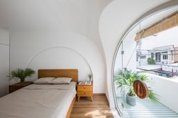 Ngôi nhà màu trắng ấn tượng với những ô cửa mái vòm và cầu thang xoắn ốc ở Sài Gòn