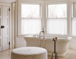 4 ý tưởng trang trí rèm cửa sổ cho phòng tắm vừa riêng tư vừa đẹp mắt