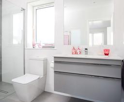 "Cơi nới" phòng tắm nhỏ hẹp, cũ kỹ trở nên rộng rãi và tươi sáng bất ngờ