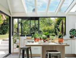 Vách ngăn kính, ý tưởng sáng tạo cho bếp nhỏ thêm hiện đại, thoáng sáng